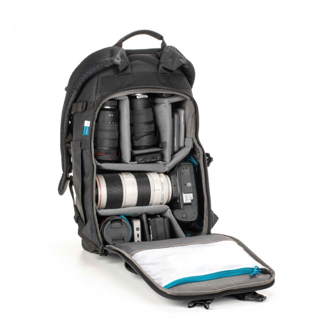 Tenba-axis-V2-20L-4 Tenba Axis V2 20L Backpack -kamerareppu on avoin, ja siinä on järjestettyjä lokeroita, joissa on kamerarunkoja, useita objektiiveja ja lisävarusteita, jotka on järjestetty siististi ja helposti saatavilla.