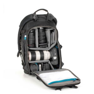 Tenba-axis-V2-20L-4 Tenba Axis V2 20L Backpack -kamerareppu on avoin, ja siinä on järjestettyjä lokeroita, joissa on kamerarunkoja, useita objektiiveja ja lisävarusteita, jotka on järjestetty siististi ja helposti saatavilla.
