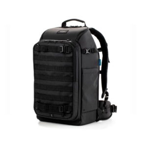 Tenta-axis-V2 Tenba Axis V2 24L Backpack -kamerareppu on musta taktisen tyylin reppu, jossa on yläkahva, pehmustetut olkahihnat, MOLLE-verkko edessä, sivutaskut ja useita lokeroita, kuvassa pystyasennossa valkoisella pohjalla.