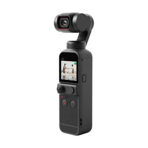DJi_Pocket_2_Gimbal_001 DJI Pocket 2 -kamera on pienikokoinen musta kannettava laite, jonka yläosassa on gimbaaliin kiinnitetty objektiivi, ohjauspainikkeet ja pieni näyttö, jossa näkyy kuva.