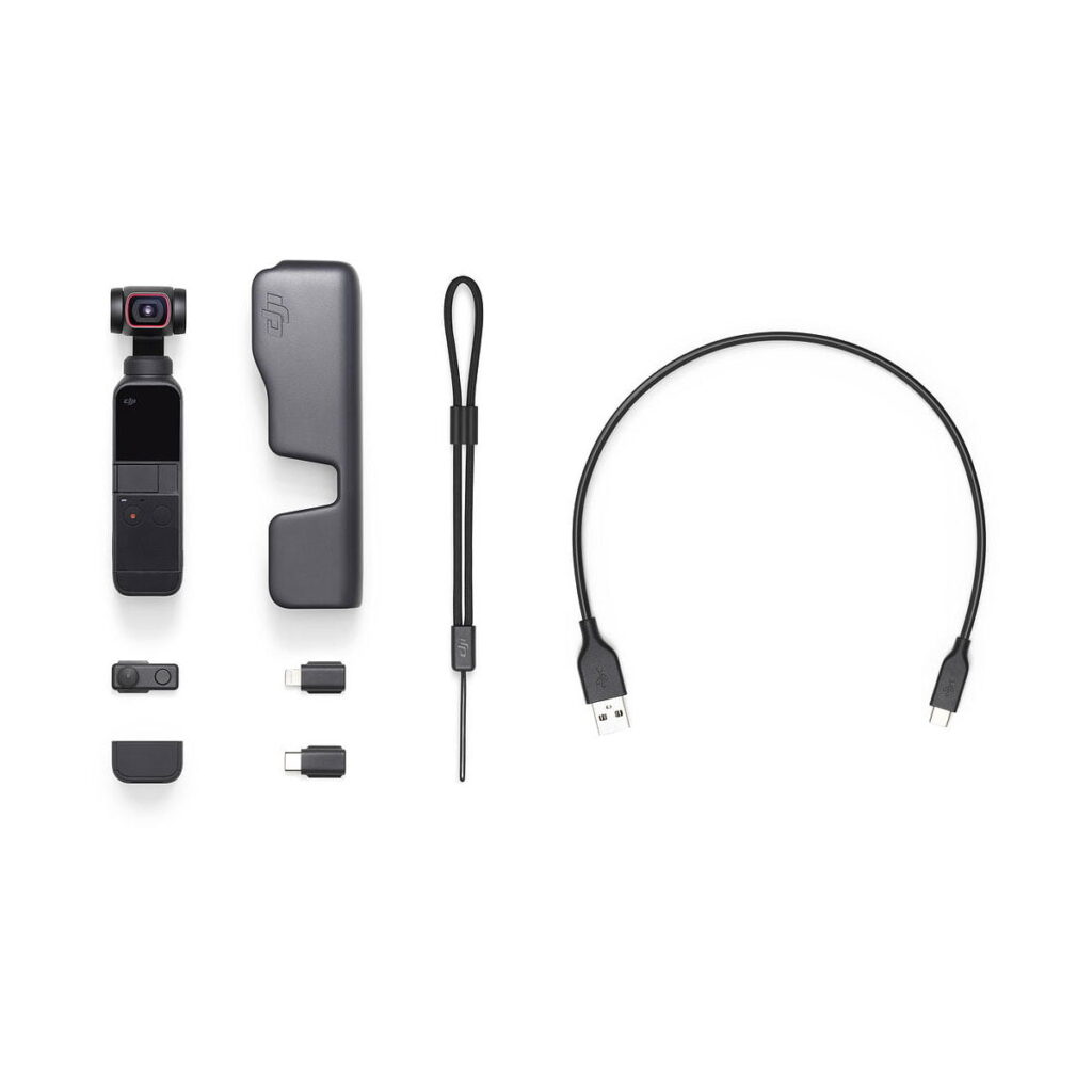 DJi_Pocket_2_Gimbal_002 DJI Pocket 2 -kamera näkyy valkoisella pohjalla, ja sen suojakotelo, rannehihna, USB-C-latauskaapeli, kaksi USB-sovitinta ja kiinnitystarvike ovat siististi järjestyksessä.