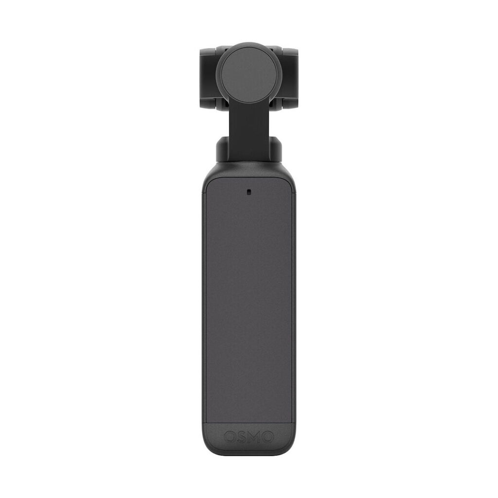 DJi_Pocket_2_Gimbal_003 Musta DJI Pocket 2 -kamera näkyy edestä pystyssä, ja siinä on pieni objektiivi yläosassa ja sileä suorakulmainen runko. Laitteen alaosassa näkyy "OSMO"-merkintä.