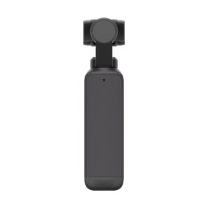 DJi_Pocket_2_Gimbal_003 Musta DJI Pocket 2 -kamera näkyy edestä pystyssä, ja siinä on pieni objektiivi yläosassa ja sileä suorakulmainen runko. Laitteen alaosassa näkyy "OSMO"-merkintä.