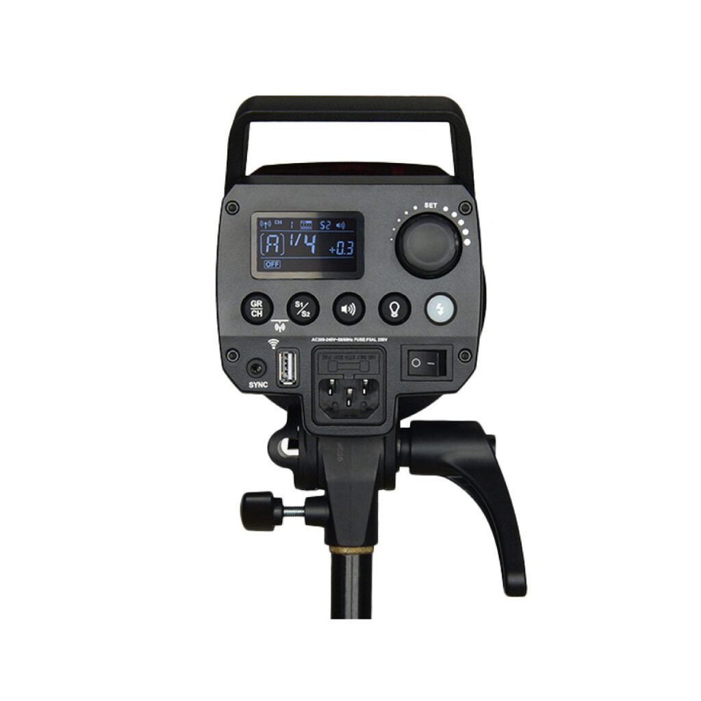 Godox_MS300_002 Godox MS300 -studiostroboskooppivalaisimen takanäkymä, jossa näkyy sen ohjauspaneeli, jossa on painikkeet, digitaalinen näyttö, säätöpyörä, portit ja kahva, asennettuna valotelineeseen valkoista taustaa vasten.
