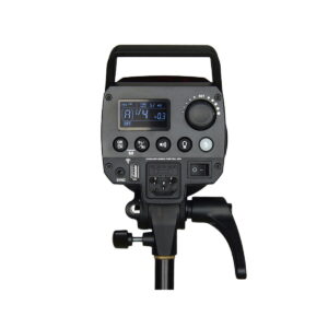 Godox_MS300_002 Godox MS300 -studiostroboskooppivalaisimen takanäkymä, jossa näkyy sen ohjauspaneeli, jossa on painikkeet, digitaalinen näyttö, säätöpyörä, portit ja kahva, asennettuna valotelineeseen valkoista taustaa vasten.
