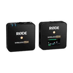 Rode_Wireless_GO_II_single_001 Kaksi mustaa, neliönmuotoista Rode Wireless Go II Single Set -langaton mikrofonijärjestelmä -lähetintä näytetään vierekkäin; oikeanpuoleisessa laitteessa on näyttö, jossa on akku- ja liitäntäkuvakkeet, kun taas vasemmanpuoleisessa näkyy vain logo.