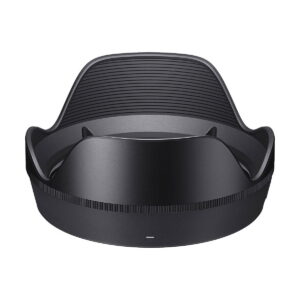 Sigma_20mm_f_1_4_DG_DN_003 Mattamustassa terälehden muotoisessa linssinsuojassa, joka on kuvattu etupuolelta valkoista taustaa vasten, on uurrettu sisäpuoli häikäisyn vähentämiseksi. Yhteensopiva Sigma 20mm f/1.4 DG DN Art -objektiivin kanssa Sony E -kameroille.