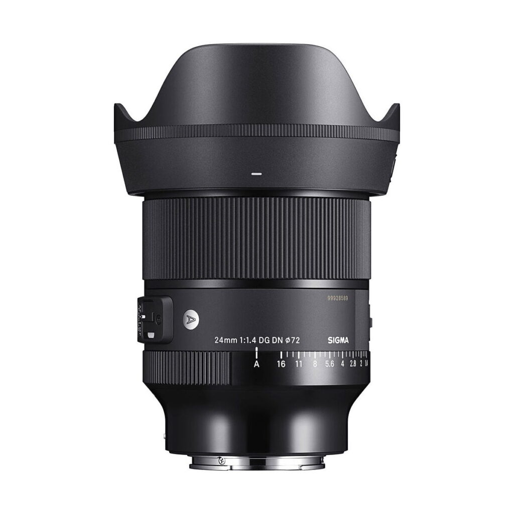 Sigma_24mm_1_4_DG_DN_Art_001 Sigma 24mm f/1.4 DG DN Art -objektiivi, Sony E, jossa on musta runko, terälehden muotoinen huppu ja näkyvät tarkennus- ja aukkorenkaat, kuvattuna pystyasennossa valkoista taustaa vasten.