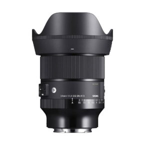 Sigma_24mm_1_4_DG_DN_Art_001 Sigma 24mm f/1.4 DG DN Art -objektiivi, Sony E, jossa on musta runko, terälehden muotoinen huppu ja näkyvät tarkennus- ja aukkorenkaat, kuvattuna pystyasennossa valkoista taustaa vasten.