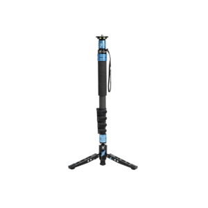Sirui_P-325FL_001 Sirui Monopod P-325FL -hiilikuituyksikköjalka, mustaa ja sinistä, vaahtomuovikahvalla, rannehihnalla ja kokoontaitettavalla jalustan jalustalla, seisoo pystyssä valkoisella pohjalla.