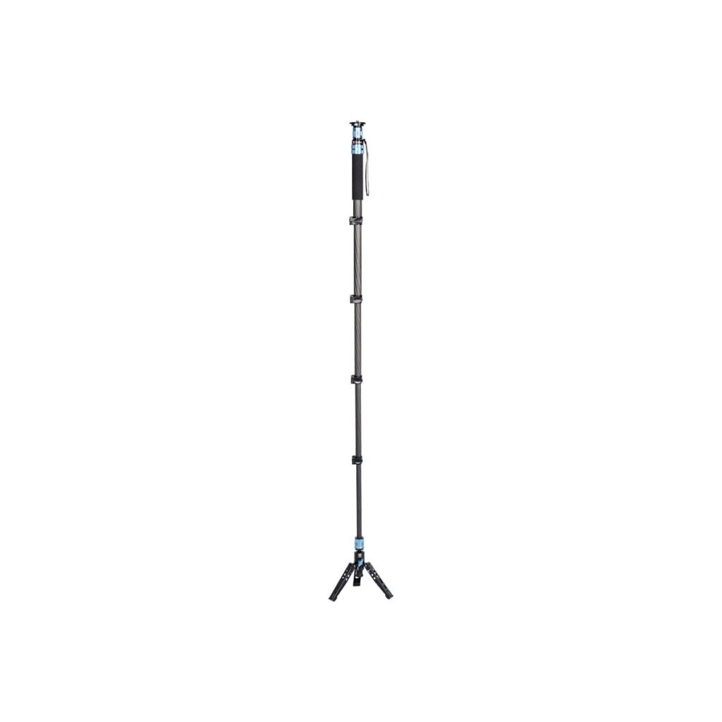 Sirui_P-325FL_003 Sirui Monopod P-325FL -hiilikuituyksikköjalka, musta ja sininen hiilikuituinen monopodi, jossa on neljä säädettävää osaa ja pieni kolmijalka, seisoo pystyssä valkoista taustaa vasten.