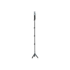 Sirui_P-325FS_003 Sirui Monopod P-325FS -hiilikuituyksikköjalka on musta monopodi, jossa on sinisiä korostuksia, kolme kokoontaitettavaa jalkaa, useita säädettäviä osioita ja rannehihna lähellä yläosaa, kuvassa pystyssä valkoisella pohjalla.