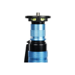 Sirui_P-325FS_005 Lähikuva Sirui Monopod P-325FS -hiilikuituyksijalan sinisestä päästä, jossa on pikavapautuslevy, jossa on kaksi vihreää kuplavaajaa tarkkaa pysty- ja vaakasuoraa kohdistusta varten.