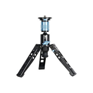 Sirui_P-325FS_006 Sirui Monopod P-325FS -hiilikuituyksikköjalka on kompakti, musta-sininen hiilikuituinen monopodi, jossa on säädettävät jalat ja yläkiinnitys, kuvassa pystyssä valkoista taustaa vasten.
