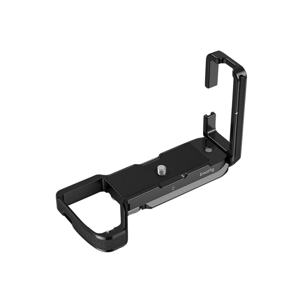 SmallRig_3660_L-Bracket_For_Sony_A7_IV_A7S_III_A1_000 SmallRig 3660 L-kiinnike Sony A7 IV:lle, A7S III:lle ja A1:lle on musta metallinen kiinnike, jossa on kuvioitu kahva, kiinnitysruuvi ja pystysuora varsi kameran kiinnittämiseksi vaaka- tai pystysuoraan.