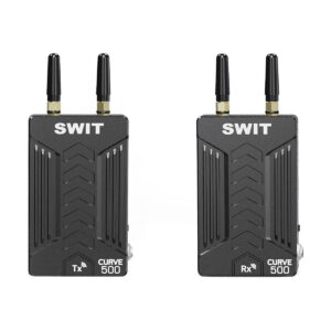 Swit_Curve500_Tx_Rx_Wireless_Kit_001 Kaksi mustaa Swit Curve500 Tx+Rx Wireless Kit -lähetintä antenneineen on vierekkäin. Vasemmanpuoleisessa yksikössä on merkintä Tx ja oikeanpuoleisessa Rx; molemmissa lukee "CURVE 500" ja niiden etupuolella on Chevron-kuvio.