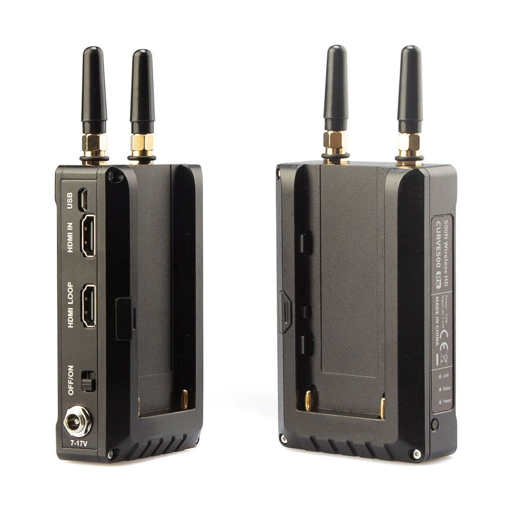 Swit_Curve500_Tx_Rx_Wireless_Kit_003 Kaksi mustaa Swit Curve500 Tx+Rx Wireless Kit -yksikköä antenneilla pystyssä. Toisessa näkyy HDMI-, USB- ja virtaportit sekä kytkimet; toisessa näkyy takapaneeli ja laitetarrat.