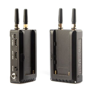 Swit_Curve500_Tx_Rx_Wireless_Kit_003 Kaksi mustaa Swit Curve500 Tx+Rx Wireless Kit -yksikköä antenneilla pystyssä. Toisessa näkyy HDMI-, USB- ja virtaportit sekä kytkimet; toisessa näkyy takapaneeli ja laitetarrat.