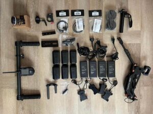 290787735_10217858808022037_1858942447483437152_n MōVI Pro Handheld Bundle + lisätarvikkeet (sis.ALV24%) - Käytetty, jossa on vakaaja, akut, kaapelit, kiinnitystarvikkeet, käsikahva, laturi ja pienet osat siististi aseteltu puulattialle.