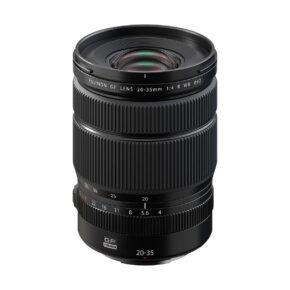 Fujifilm Fujinon GF 20-35mm f/4 R WR -objektiivi seisoo pystyasennossa valkoisella pohjalla, ja sen zoomaus- ja tarkennusrenkaat sekä merkinnät ovat näkyvissä.