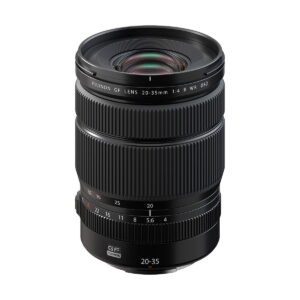 Fujifilm Fujinon GF 20-35mm f/4 R WR -objektiivi seisoo pystyasennossa valkoisella pohjalla, ja sen zoomaus- ja tarkennusrenkaat sekä merkinnät ovat näkyvissä.