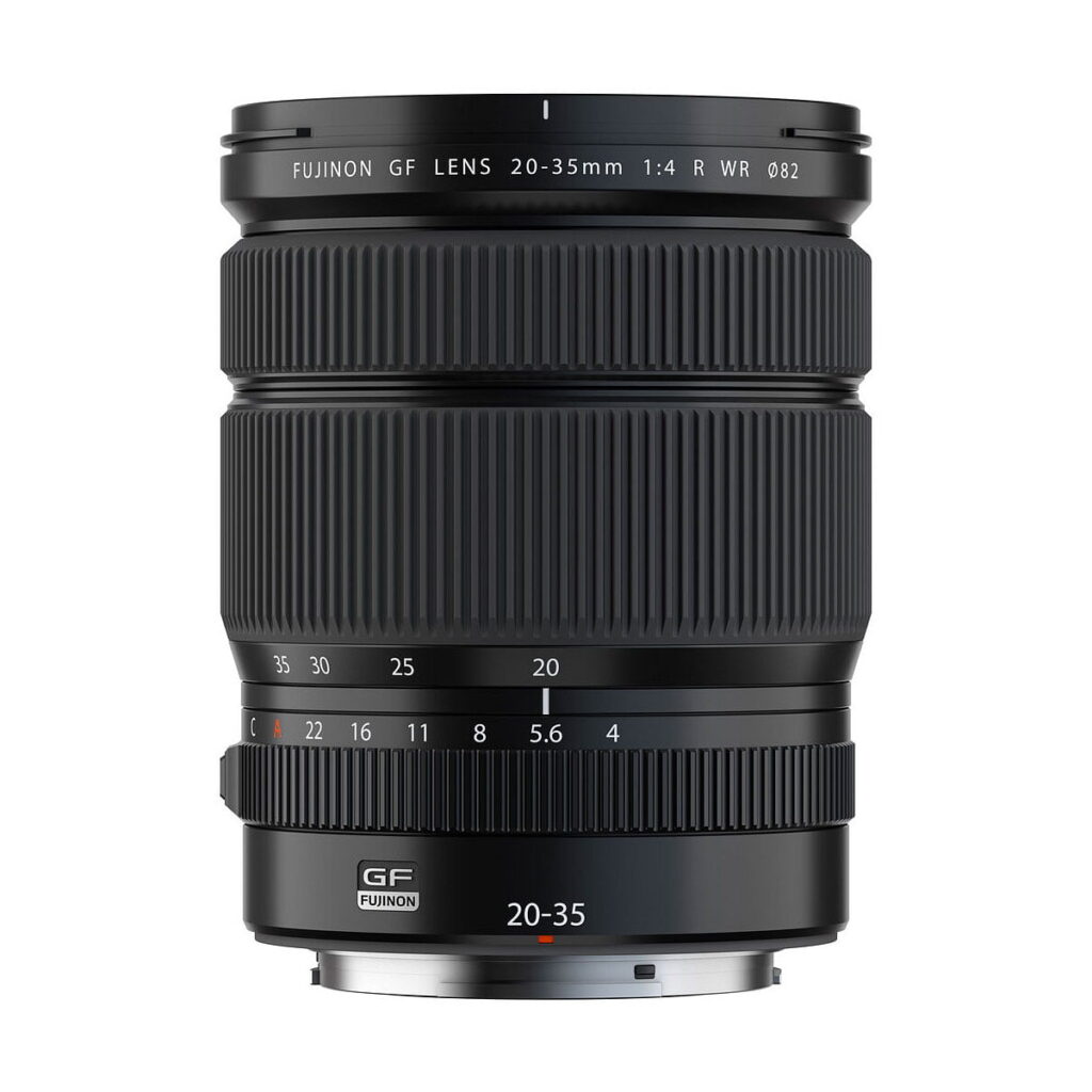 Fujifilm Fujinon GF 20-35mm f/4 R WR -objektiivi seisoo pystyssä valkoista taustaa vasten, ja siinä on kuvioidut zoom- ja tarkennusrenkaat sekä selkeät polttovälimerkinnät.