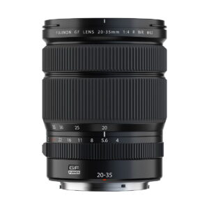 Fujifilm Fujinon GF 20-35mm f/4 R WR -objektiivi seisoo pystyssä valkoista taustaa vasten, ja siinä on kuvioidut zoom- ja tarkennusrenkaat sekä selkeät polttovälimerkinnät.