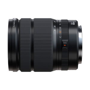 Musta Fujifilm Fujinon GF 20-35mm f/4 R WR -objektiivi, jossa on kuvioidut zoom- ja tarkennusrenkaat, joissa on selkeät polttoväli- ja aukkomerkinnät, valkoista taustaa vasten.