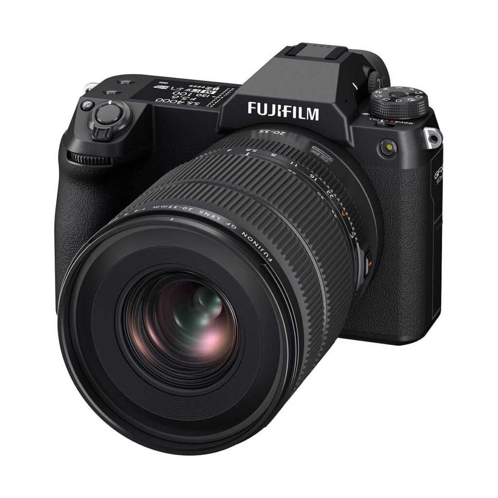 Lähikuva Fujifilm Fujinon GF 20-35mm f/4 R WR -objektiivista kiinnitettynä kameraan, korostaen sen yksityiskohtaisia painikkeita ja säätimiä valkoista taustaa vasten.