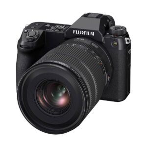Lähikuva Fujifilm Fujinon GF 20-35mm f/4 R WR -objektiivista kiinnitettynä kameraan, korostaen sen yksityiskohtaisia painikkeita ja säätimiä valkoista taustaa vasten.