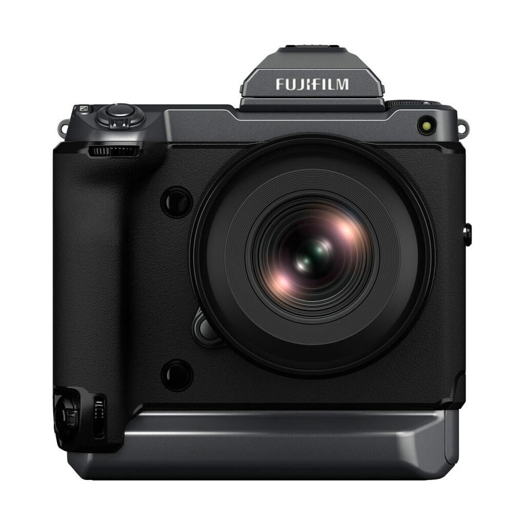 Fujifilm Fujinon GF 20-35mm f/4 R WR -objektiivin etunäkymä mustana, jossa on suuri objektiivin tynnyri, ohjauspainikkeet, kuvioitu tarkennusrengas ja tuotemerkki ylhäällä valkoista taustaa vasten.