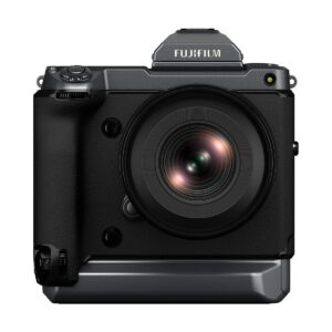 Fujifilm Fujinon GF 20-35mm f/4 R WR -objektiivin etunäkymä mustana, jossa on suuri objektiivin tynnyri, ohjauspainikkeet, kuvioitu tarkennusrengas ja tuotemerkki ylhäällä valkoista taustaa vasten.