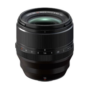 Fujifilm_Fujinon_f_1_2_R_WR_001 Musta Fujifilm Fujinon XF 56mm f/1.2 R WR -objektiivi, jossa on kuvioitu tarkennusrengas ja aukkomerkinnät, joissa on merkintä SUPER EBC XF 56mm 1:1.2 R WR Ø67 ja 56 valkoisella ja punaisella tekstillä, valkoista taustaa vasten.