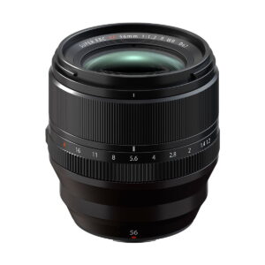 Musta Fujifilm Fujinon XF 56mm f/1.2 R WR -objektiivi, jossa on kuvioitu tarkennusrengas ja aukkomerkinnät, joissa on merkintä SUPER EBC XF 56mm 1:1.2 R WR Ø67 ja 56 valkoisella ja punaisella tekstillä, valkoista taustaa vasten.