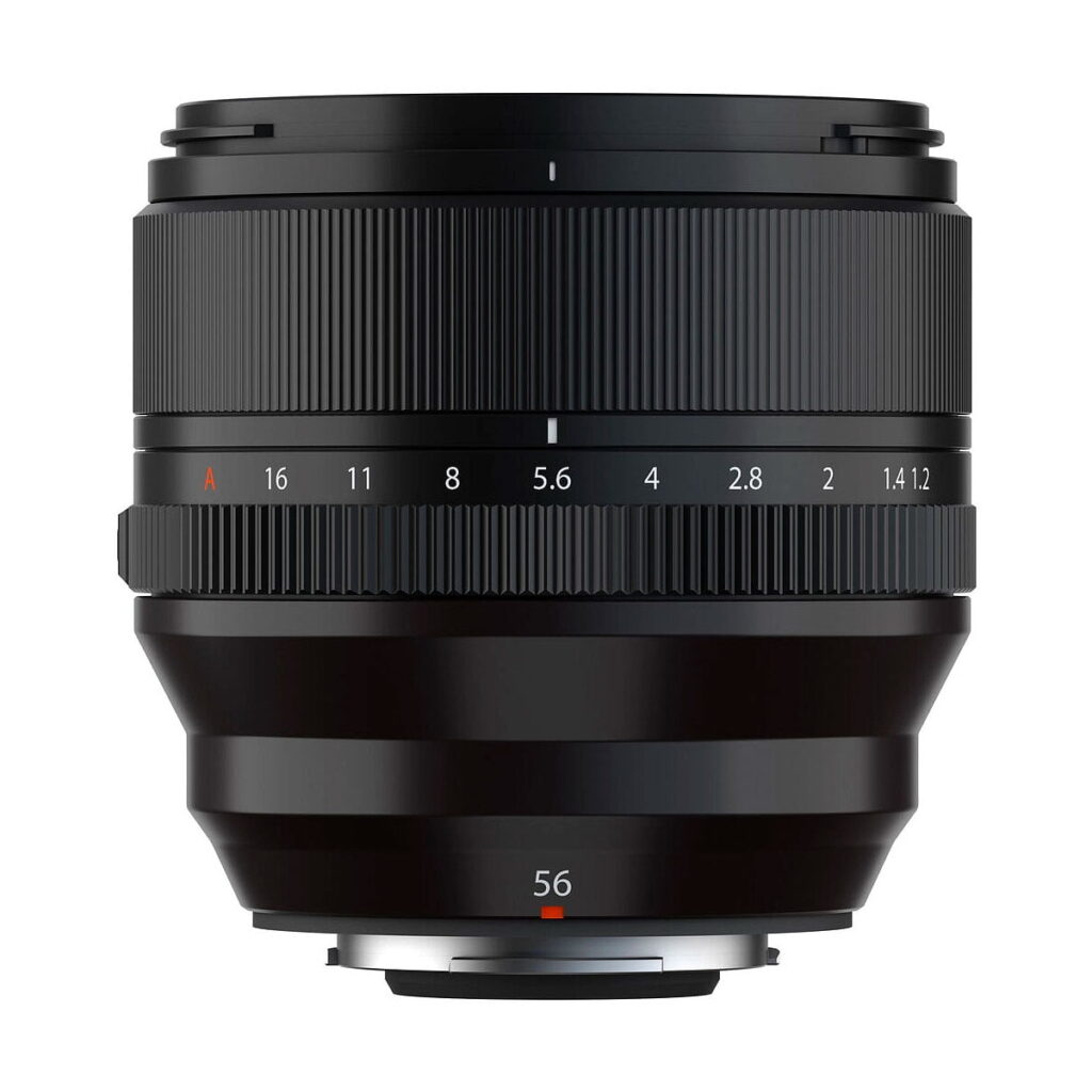 Fujifilm Fujinon XF 56mm f/1.2 R WR -objektiivissa on kuvioidut tarkennusrenkaat ja aukkorenkaat, aukkomerkinnät f/1.2:sta f/16:een ja polttoväliä kuvaava punainen "56" valkoisella pohjalla. 150€ alennus.