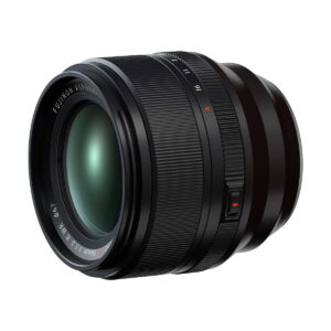 Musta Fujifilm Fujinon XF 56mm f/1.2 R WR -objektiivi, jossa on suuri etuelementti, harjakuvioitu tarkennusrengas ja aukkomerkinnät, näkyy valkoisella taustalla. Nyt 150€ alennuksella.