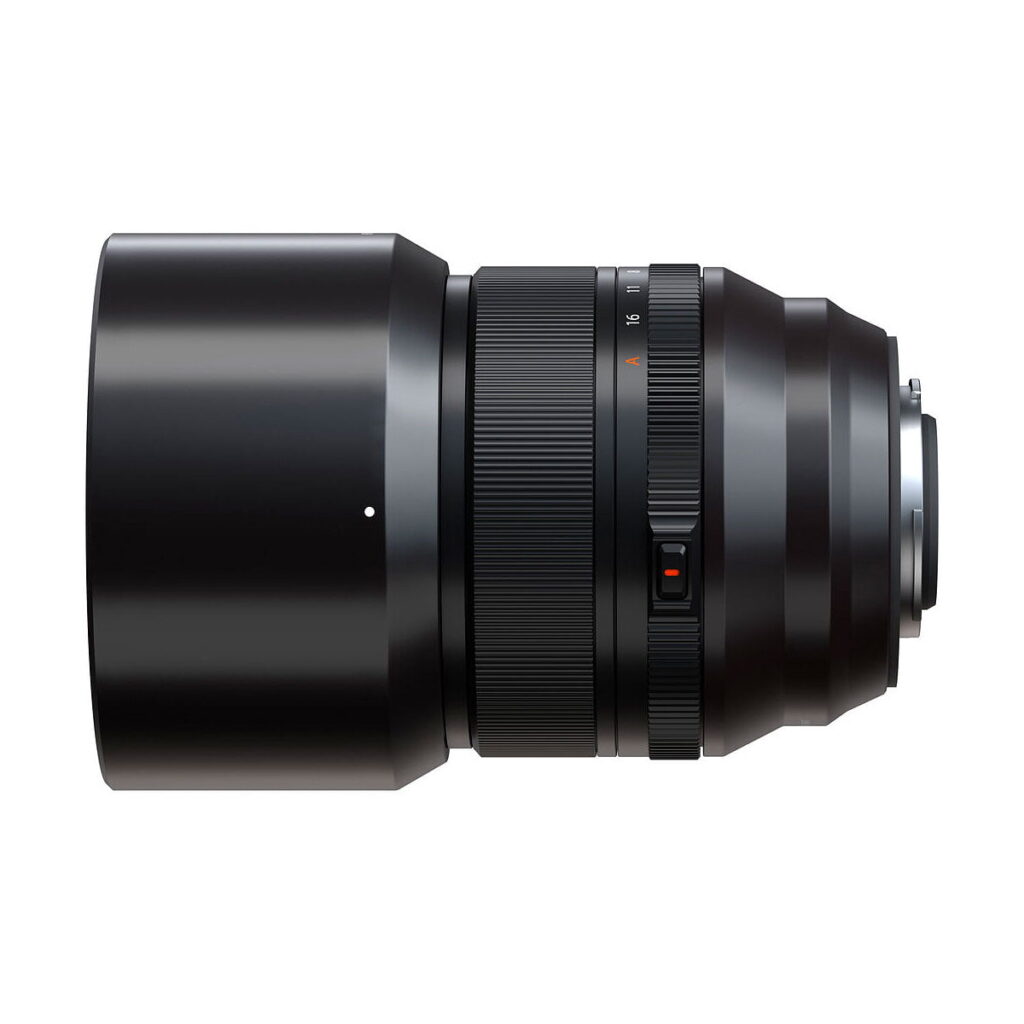 Fujifilm Fujinon XF 56mm f/1.2 R WR -objektiivi, jossa on vastavalosuoja, profiilikuva valkoista taustaa vasten. Mustassa objektiivissa näkyy selvästi merkityt tarkennus- ja aukkorenkaat. Nyt 150€ alennuksella.