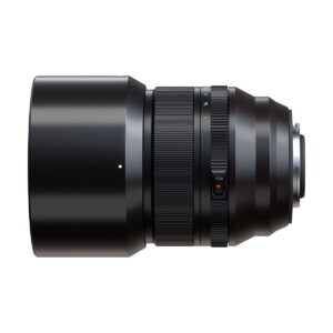 Fujifilm Fujinon XF 56mm f/1.2 R WR -objektiivi, jossa on vastavalosuoja, profiilikuva valkoista taustaa vasten. Mustassa objektiivissa näkyy selvästi merkityt tarkennus- ja aukkorenkaat. Nyt 150€ alennuksella.