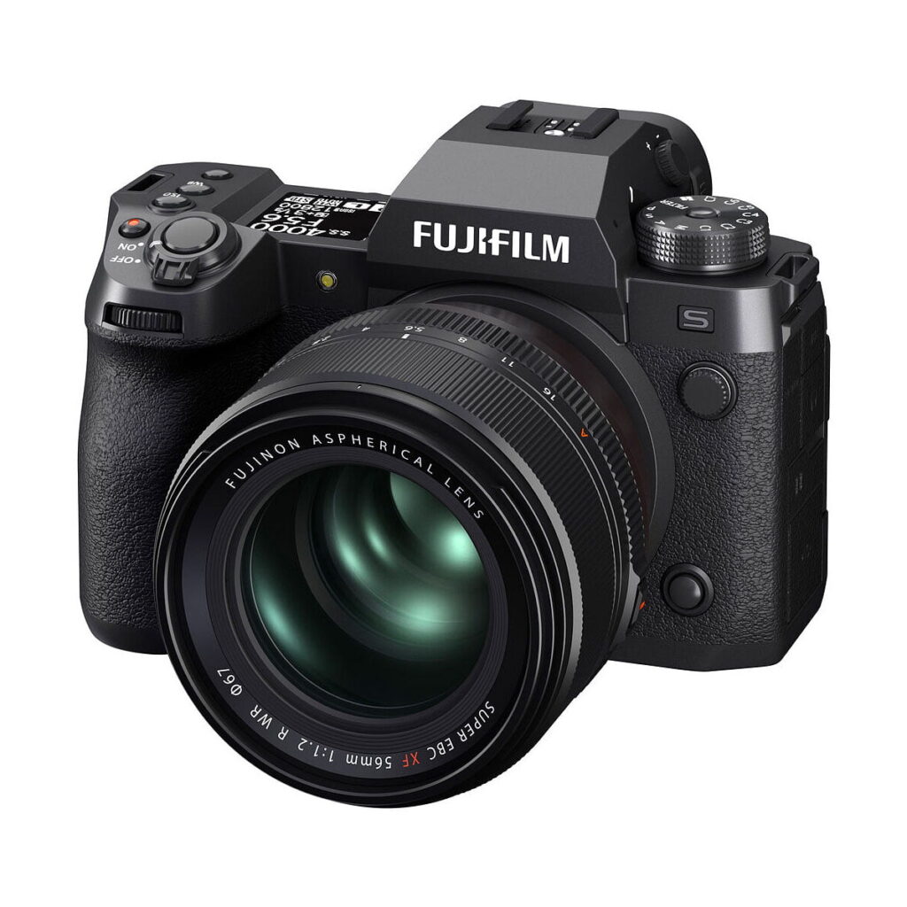 Fujifilm Fujinon XF 56mm f/1.2 R WR -objektiivi näkyy valkoisella taustalla, ja siinä on tyylikäs musta muotoilu, suuri asfäärinen lasi ja tuntuvat säätörenkaat - nyt saatavana 150 € alennuksella.
