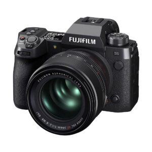 Fujifilm Fujinon XF 56mm f/1.2 R WR -objektiivi näkyy valkoisella taustalla, ja siinä on tyylikäs musta muotoilu, suuri asfäärinen lasi ja tuntuvat säätörenkaat - nyt saatavana 150 € alennuksella.