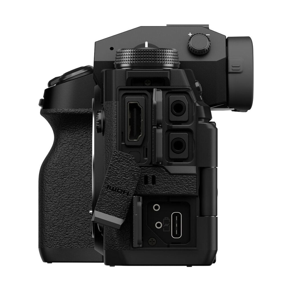 Fujifilm_X-H2_005 Fujifilm X-H2 -järjestelmäkameran sivukuvan lähikuvassa näkyy useita avoimia portteja, kuten HDMI-, USB- ja mikrofonitulot, valkoista taustaa vasten.