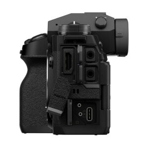 Fujifilm_X-H2_005 Fujifilm X-H2 -järjestelmäkameran sivukuvan lähikuvassa näkyy useita avoimia portteja, kuten HDMI-, USB- ja mikrofonitulot, valkoista taustaa vasten.