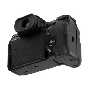 Fujifilm_X-H2_006 Fujifilm X-H2 -järjestelmäkamerassa on suuri nestekidenäyttö, useita säätimiä ja elektroninen etsin takaa ja hieman alhaalta katsottuna, jossa korostuvat yksityiskohtaiset painikkeet ja kuvioitu kahva.