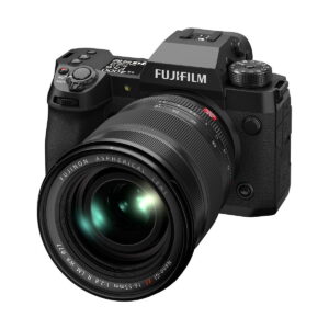 Fujifilm_X-H2_007 Musta Fujifilm X-H2 -järjestelmäkamera, jossa on suuri Fujinon-asfäärinen objektiivi, on kallistettu hieman oikealle valkoisella pohjalla, ja siinä on erilaisia painikkeita ja säätimiä asetusten säätämistä varten.