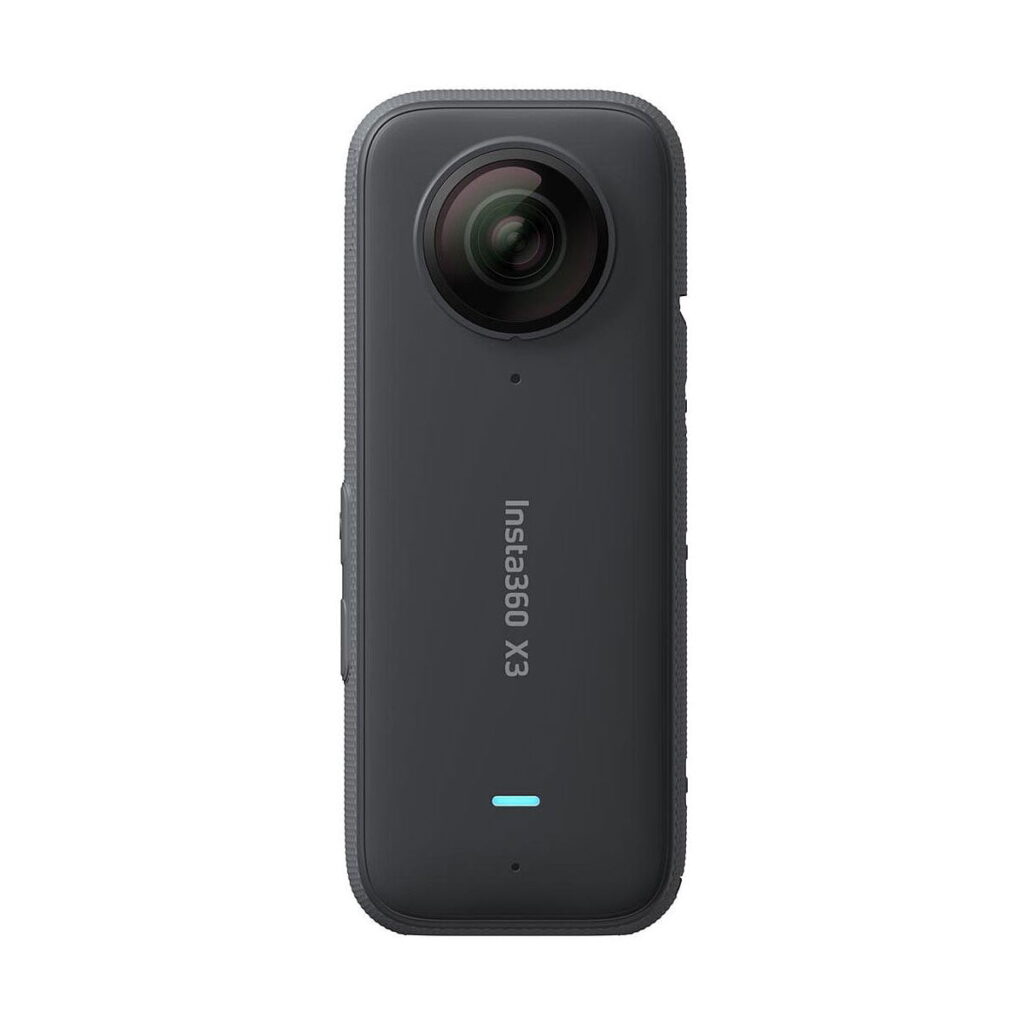 Insta360_X3_002 Musta Insta360 X3 360-kamera seisoo pystyssä valkoisella pohjalla, ja siinä on näkyvä ylälinssi ja pieni merkkivalo lähellä pohjaa.