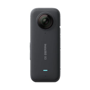 Insta360_X3_002 Musta Insta360 X3 360-kamera seisoo pystyssä valkoisella pohjalla, ja siinä on näkyvä ylälinssi ja pieni merkkivalo lähellä pohjaa.