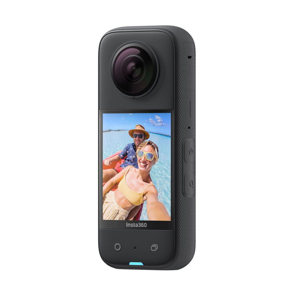 Insta360_X3_003 Mustan Insta360 X3 360 -kameran näytöllä näkyy hymyilevä pariskunta uimapuvuissa ottamassa selfietä meloessaan kirkkaalla sinisellä vedellä aurinkoisella taivaalla.