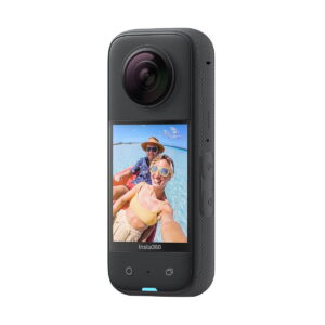 Insta360_X3_003 Mustan Insta360 X3 360 -kameran näytöllä näkyy hymyilevä pariskunta uimapuvuissa ottamassa selfietä meloessaan kirkkaalla sinisellä vedellä aurinkoisella taivaalla.
