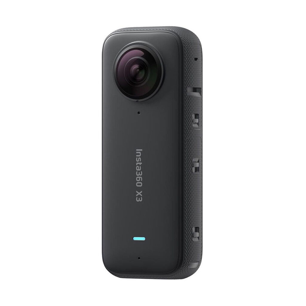 Insta360_X3_004 Musta Insta360 X3 360-kamera seisoo pystyssä valkoisella pohjalla, ja sen objektiivi, sivupainikkeet ja merkkivalo ovat näkyvissä.