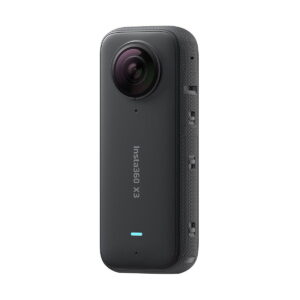 Insta360_X3_004 Musta Insta360 X3 360-kamera seisoo pystyssä valkoisella pohjalla, ja sen objektiivi, sivupainikkeet ja merkkivalo ovat näkyvissä.